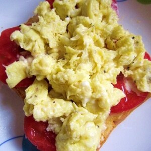 トマトとスクランブルエッグの簡単美味しい朝ごパン♪
